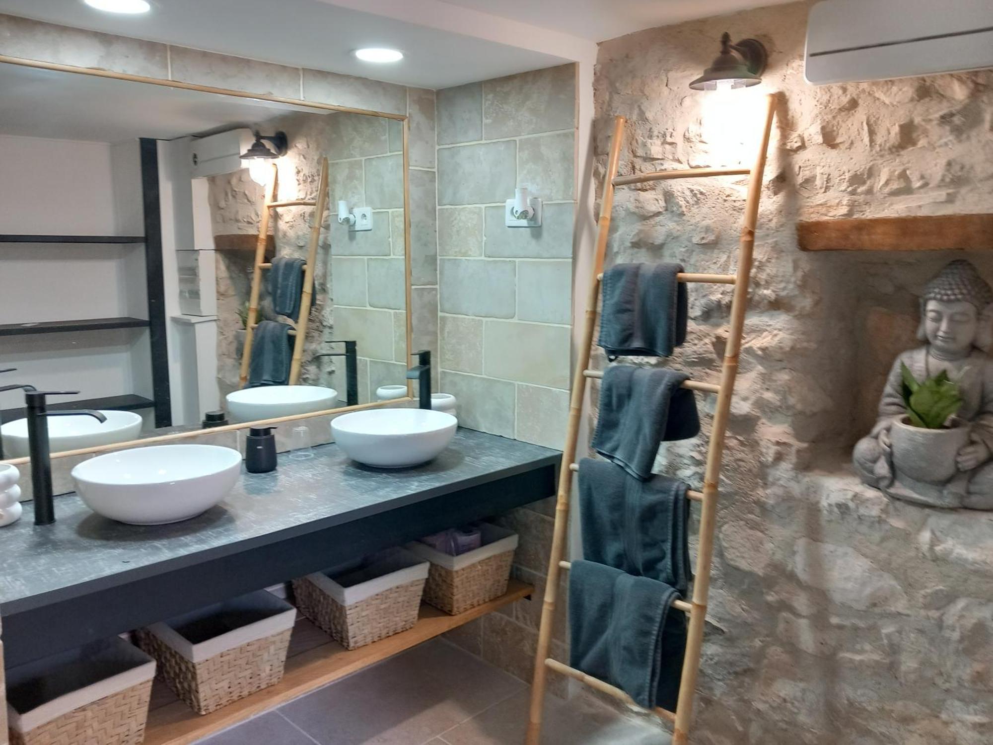 Chez Daniele Chambre Avec Jacuzzi Et Terrasse Privee Murs  Exterior photo